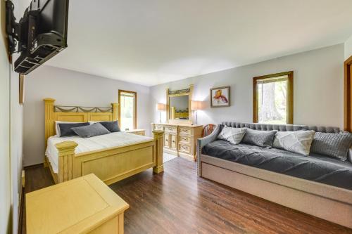 een woonkamer met een bed en een bank bij Wisconsin Vacation Rental Retreat with Deck in Twin Lakes