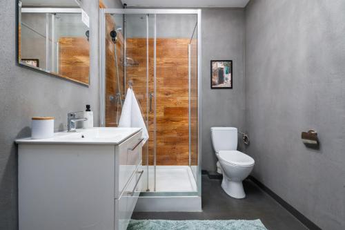 een badkamer met een douche, een wastafel en een toilet bij Przestronny apartament Centrum między 2 jeziorami in Olsztyn