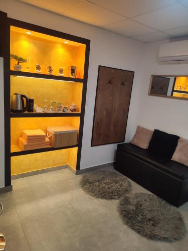 ein Wohnzimmer mit einem schwarzen Sofa und einem Fenster in der Unterkunft Nika 2 in Rijeka