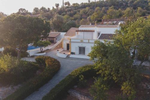 Spacious Family Villa with Private Pool near Albufeira Casa das Palmeiras