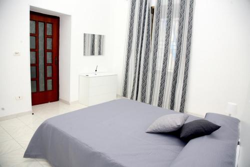 ein Schlafzimmer mit einem großen Bett mit zwei Kissen in der Unterkunft Malì Casa Vacanze in Neapel