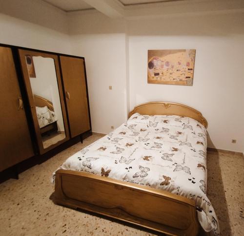 ein kleines Schlafzimmer mit einem Bett und einem Spiegel in der Unterkunft Dai Maestri Rubino in Vita