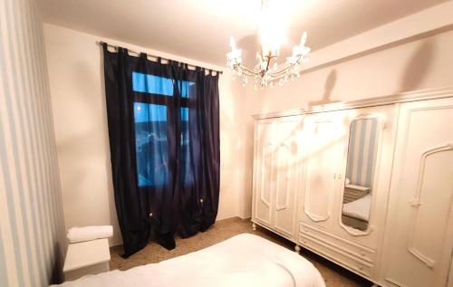 ein Schlafzimmer mit einem Bett, einem Kronleuchter und einem Fenster in der Unterkunft Dai Maestri Rubino in Vita