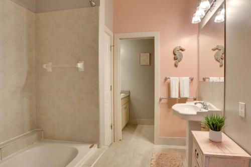 een badkamer met een bad en een wastafel bij Spacious Georgia Vacation Rental with Large Deck 