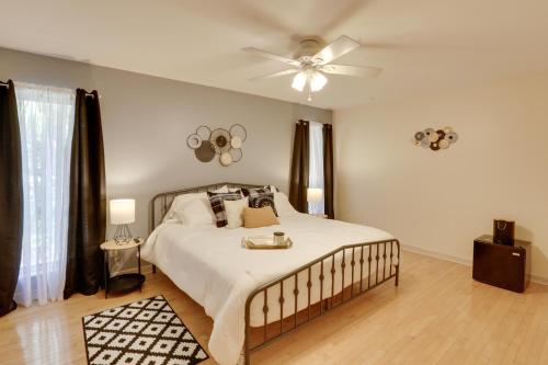- une chambre avec un lit et un ventilateur de plafond dans l'établissement Spacious Georgia Vacation Rental with Large Deck, 