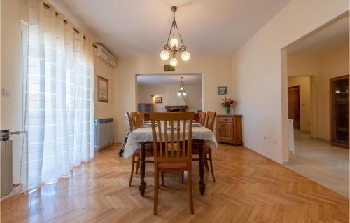 3 Bedroom Awesome Apartment In Zadar
