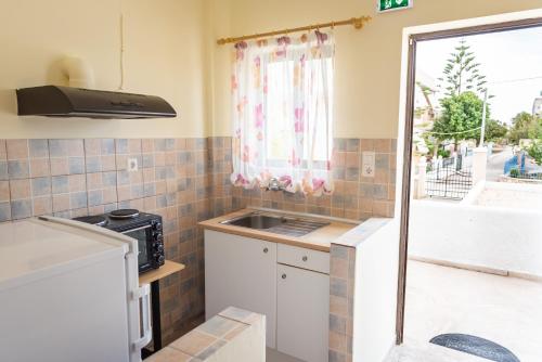 Η κουζίνα ή μικρή κουζίνα στο ARISTOTELIS Apartments