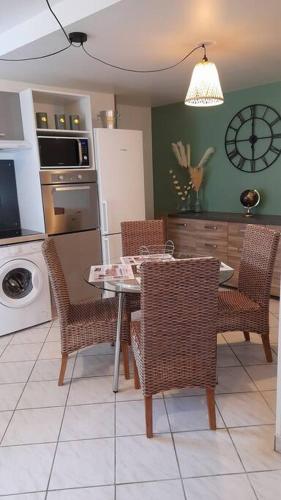 Il comprend une cuisine équipée d'une table et de chaises. dans l'établissement les galipes, à Hautvillers