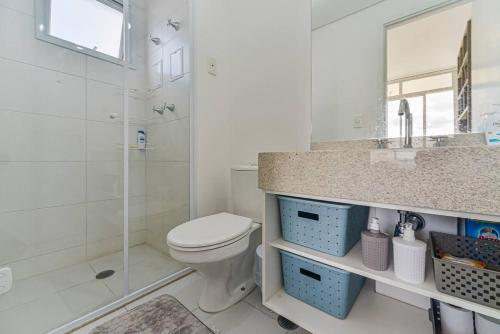 un bagno con wc, doccia e lavandino di Flat Completo na Ponte Estaiada SP a San Paolo