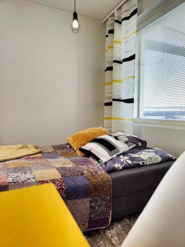 una camera da letto con un letto e una finestra di Beaivváš - luminous city home a Rovaniemi