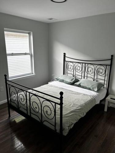 En eller flere senge i et værelse på Spacious 2-Bedrooms