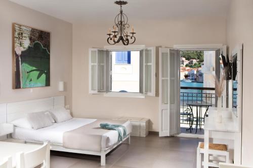 メギスティ島にあるPoseidon Hotelの白いベッドルーム(ベッド1台、バルコニー付)