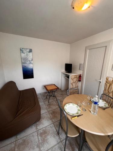 費加里的住宿－Orizzonte montagna，客厅配有两张桌子和一张沙发