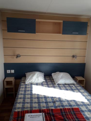 1 dormitorio con 1 cama con 2 almohadas en Mobil home F01 en Le Portel