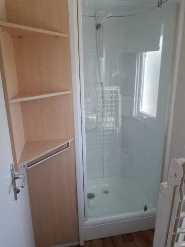 W łazience znajduje się prysznic ze szklanymi drzwiami. w obiekcie Mobil home F01 w mieście Le Portel