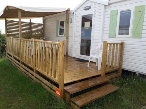 a deck on the side of a tiny house at Mobil home F01 in Le Portel