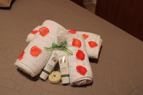 a white towel with flowers on it on a table at Contedoro Living in Ariano Irpino