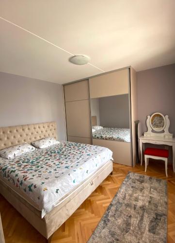 Apartman Kovacevic في بار: غرفة نوم بسرير كبير ومرآة