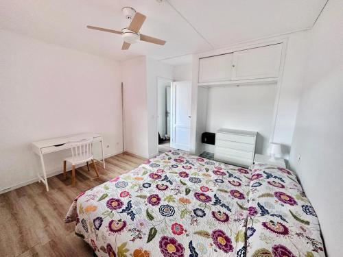 Un dormitorio con una cama y un escritorio. en Alma 26, en Los Cancajos