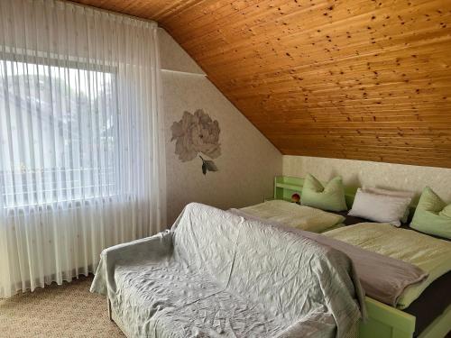 a bedroom with two twin beds and a window at Fewo Klingelhöfer in Willingen