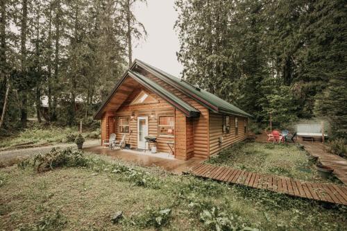 eine kleine Holzhütte in der Mitte eines Gartens in der Unterkunft 61MBR - Hot Tub - Wi-Fi - Pets Ok - Sleeps 6 home in Glacier
