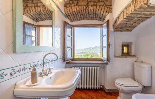 baño con lavabo y aseo y ventana en Stunning Home In Mazzolla With Wifi, en Mazzolla