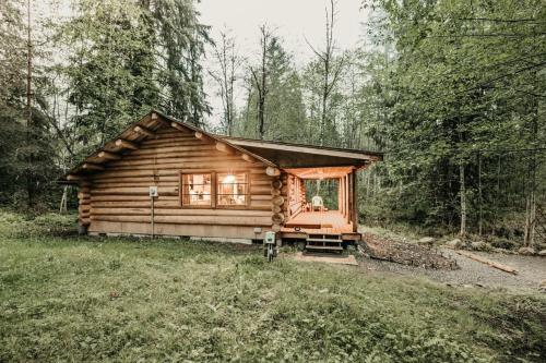 een blokhut midden in een bos bij 76GS - Genuine Log Cabin - WiFi - Pets Ok - Sleeps 4 home in Glacier