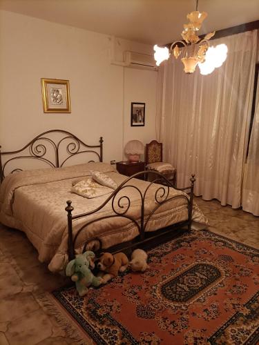 een slaapkamer met een bed met teddyberen op een tapijt bij Nurachi vacanza in Nurachi