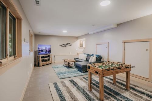 TV a/nebo společenská místnost v ubytování 69SL - Upscale - Hot Tub - Wi-Fi - BBQ - Sleeps 8 cabin