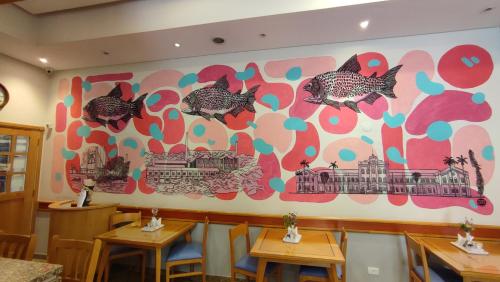 a wall mural in a restaurant with three fish on it at New Life Piracicaba by Atlantica in Piracicaba