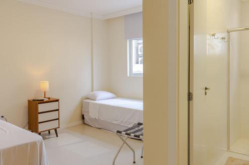 1 dormitorio con 1 cama y ducha acristalada en Apartamento com Terraço a 300m da Praia em Itapema P1771, en Itapema