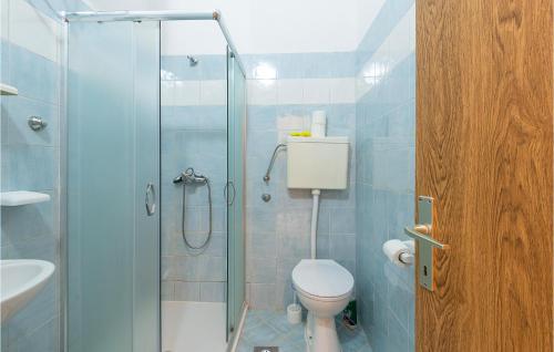 Ένα μπάνιο στο Cozy Home In Rabac With House Sea View