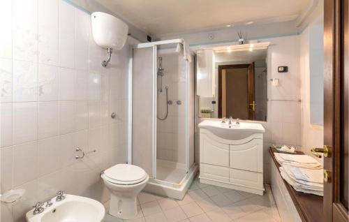 Et badeværelse på Stunning Apartment In Loc, Fontanelle With Wifi