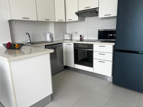 Sea Side Apartment And Poolにあるキッチンまたは簡易キッチン