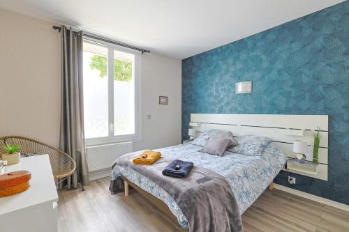 une chambre avec un lit et un mur bleu dans l'établissement 