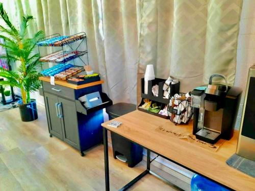 Tetera y cafetera en Canyon's Edge Route 66 Motel