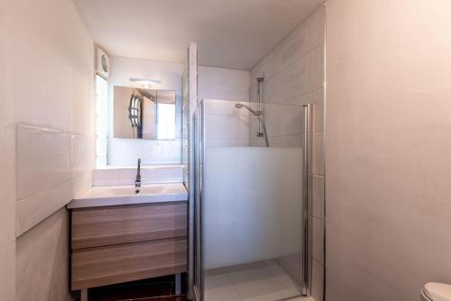 une salle de bain avec douche et lavabo dans l'établissement A Casa di Cappelli - Magnifique villa, pieds dans l'eau avec plage privée, à Grosseto-Prugna