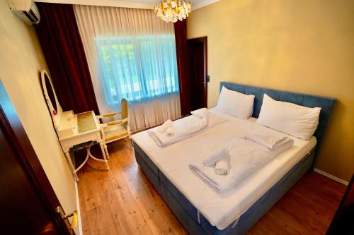 1 dormitorio con 1 cama con toallas en Schönbrunn Villa ZM en Viena