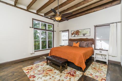 Postel nebo postele na pokoji v ubytování New Listing! Two Houses - 4 Minutes to Dahlonega, Hot Tub