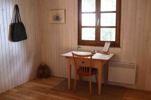 - un bureau dans une chambre avec une fenêtre et une chaise dans l'établissement Aussichtsreich Odenwald, à Wald-Michelbach