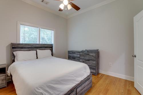 - une chambre avec un grand lit blanc et une fenêtre dans l'établissement Single-Story Home about 7 Mi to Old Towne Conyers!, à Conyers