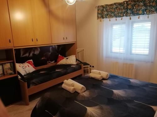 1 dormitorio con 1 cama con 2 almohadas en el suelo en La casa degli ulivi, en Turri
