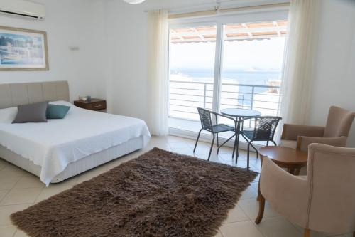 カルカンにあるVilla Ayşegülのベッドルーム1室(ベッド1台、テーブル、椅子付)