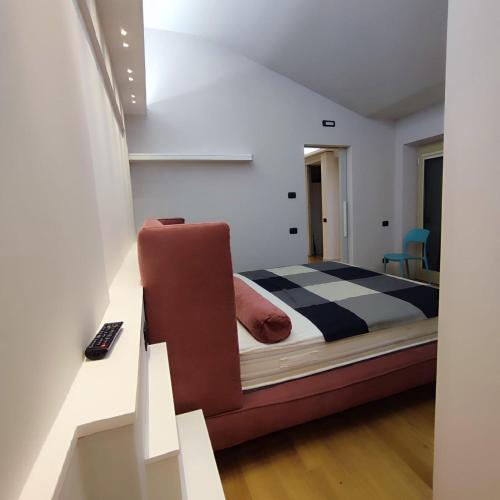 ein Schlafzimmer mit einem Bett mit einem karierten Boden in der Unterkunft GIOIA SEA Apartment In Versilia in Viareggio