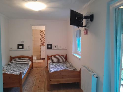Katil atau katil-katil dalam bilik di Vörösmarty Apartman