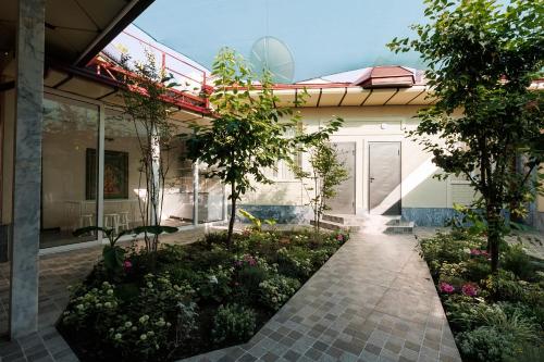 a garden in front of a house at Ташкентский Дворик in Tashkent