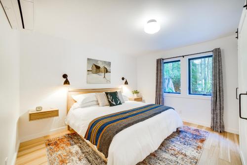 Un dormitorio con una cama grande y una ventana en Peaceful Mendocino Cottage Surrounded By Redwoods, en Mendocino