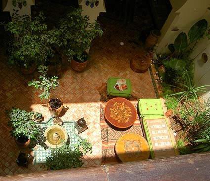 an overhead view of a garden with potted plants at Ryad Bahia in Meknès