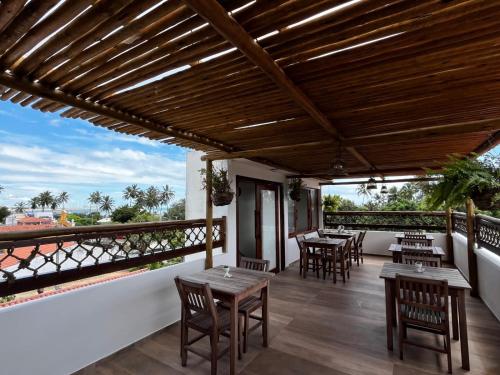 un restaurante con mesas y sillas en un balcón en Milos Hotel Icaraizinho, en Icaraí