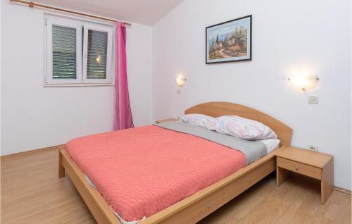 Un pat sau paturi într-o cameră la Nice Home In Rabac With 3 Bedrooms And Wifi